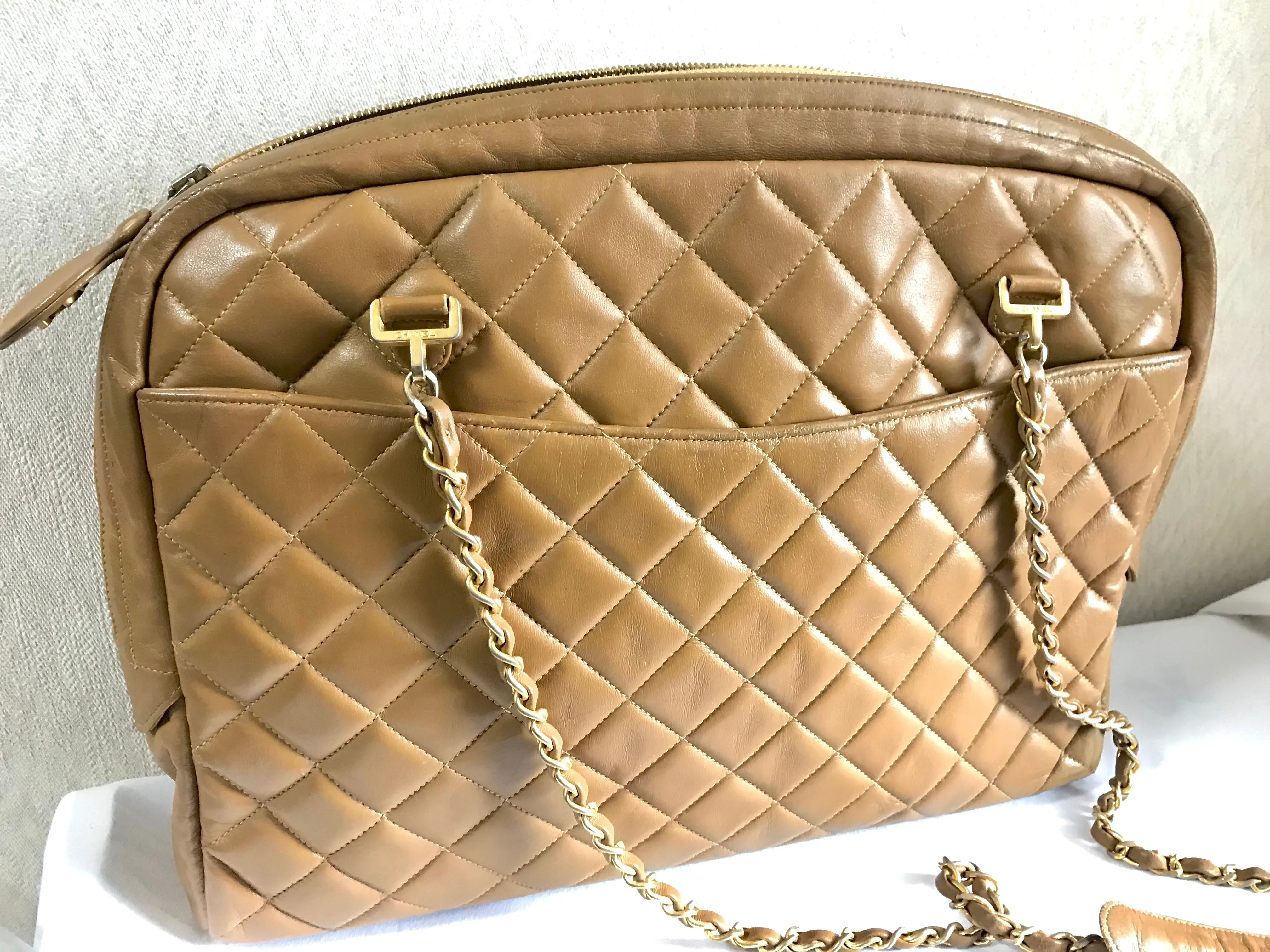80's Vintage CHANEL brown lambskin large classic bag with double golden chain strap and a CC pull charm.