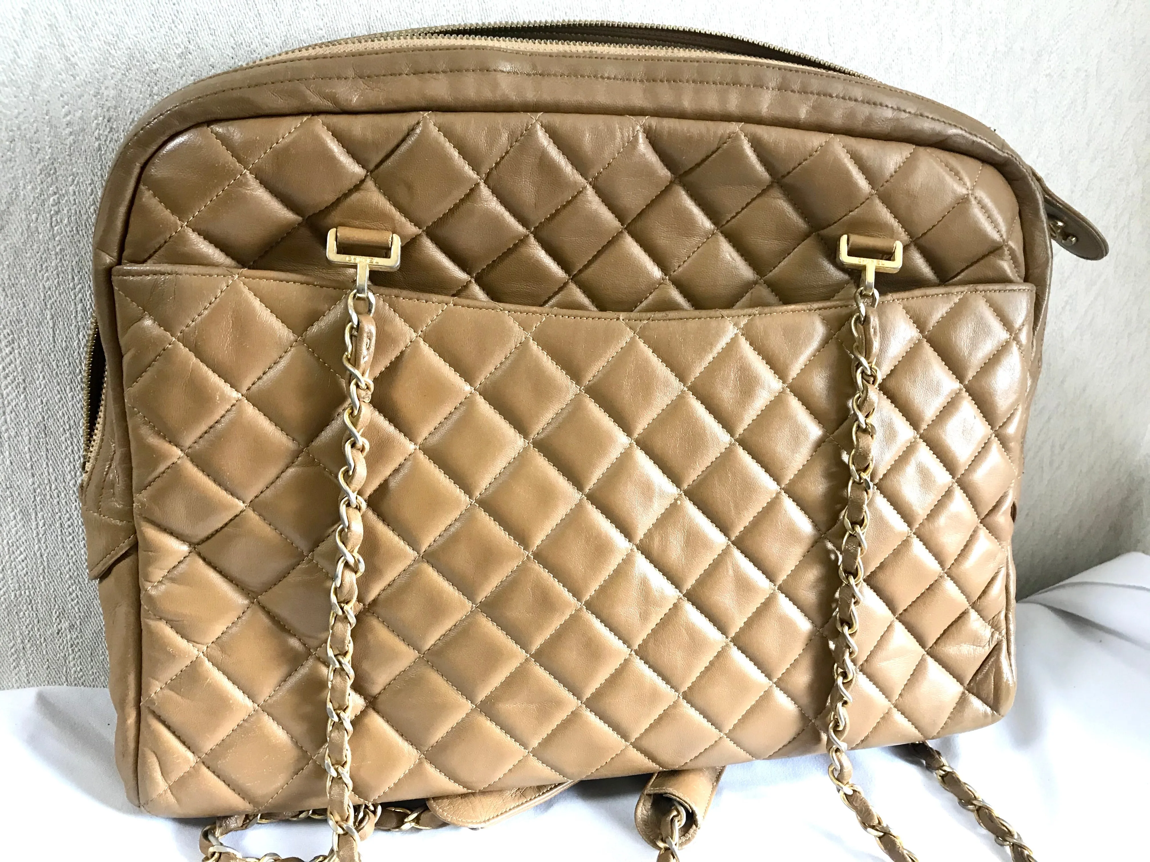 80's Vintage CHANEL brown lambskin large classic bag with double golden chain strap and a CC pull charm.
