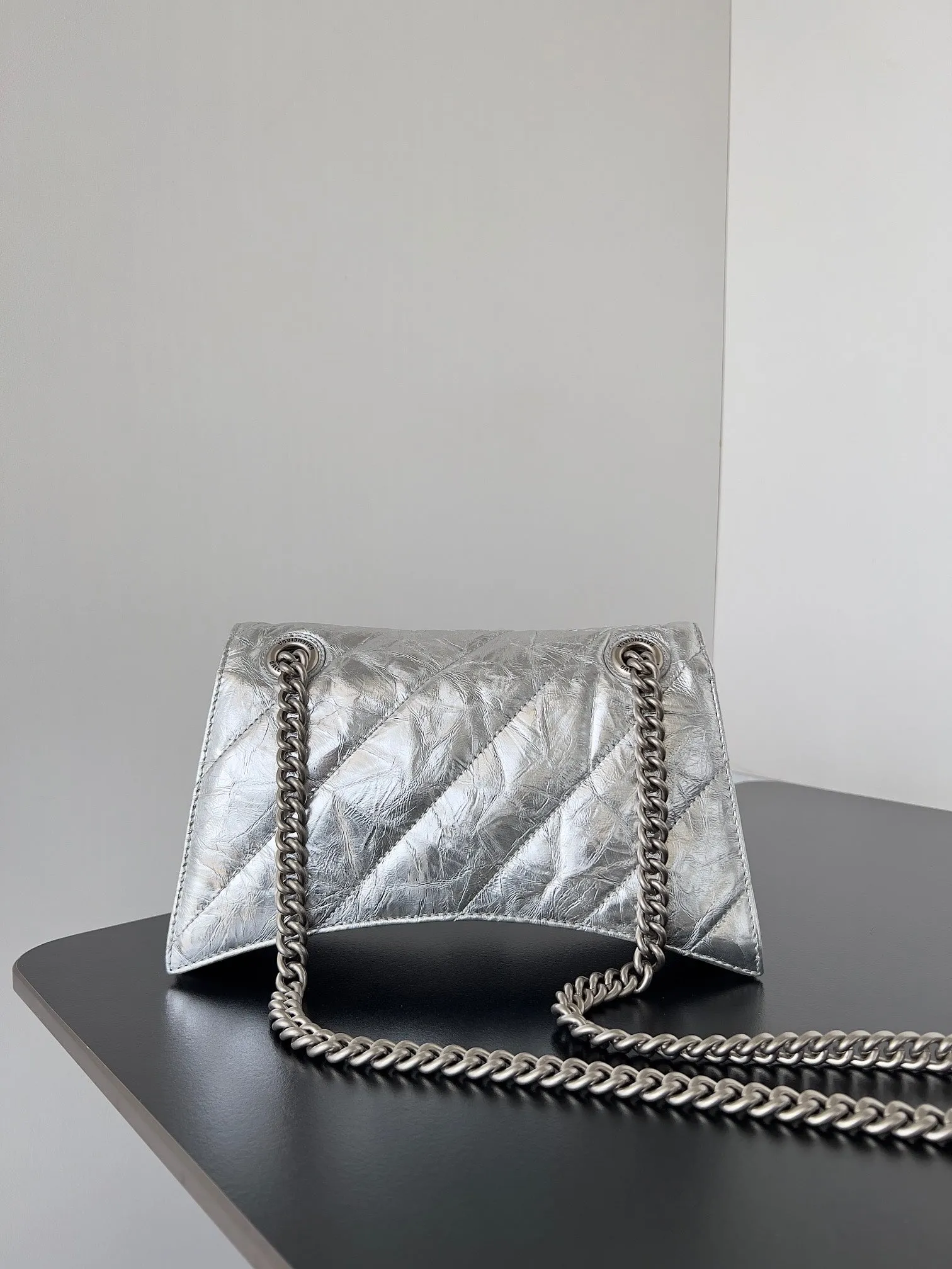 CRUSH CHAINED BAG 25 IN SILVER METALLIC QUILTED CRUSHED CALFSKIN