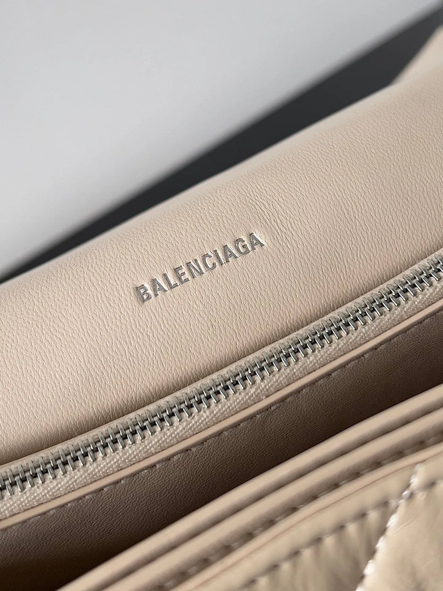 CRUSH CHAINED BAG 32 IN BEIGE QUILTED LAMBSKIN SILVER HARDWARE